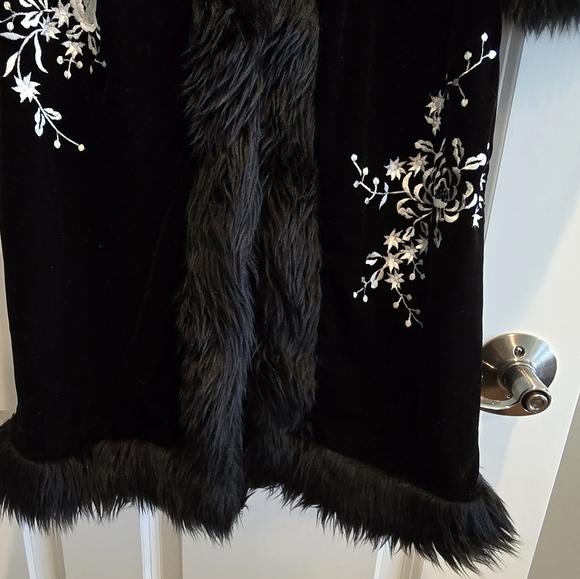 White House Black Market XS fur coat - Picture 5 of 9